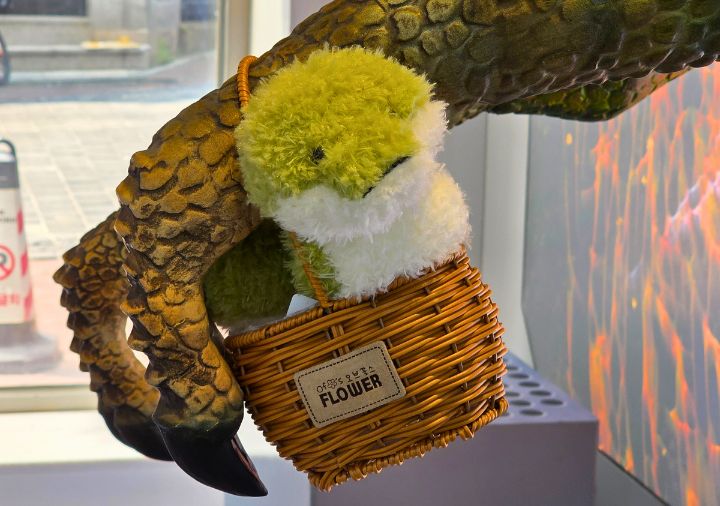 henn-na-hotel-seoul-myeongdong-lobby-dinasour-stuffed-animal 変なホテルソウル明洞 ロビーの恐竜のぬいぐるみ