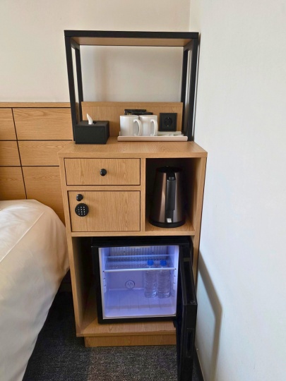 henn-na-hotel-seoul-myeongdong-room-fridge 変なホテルソウル明洞 ツインルームのセーフティボックス、冷蔵庫など