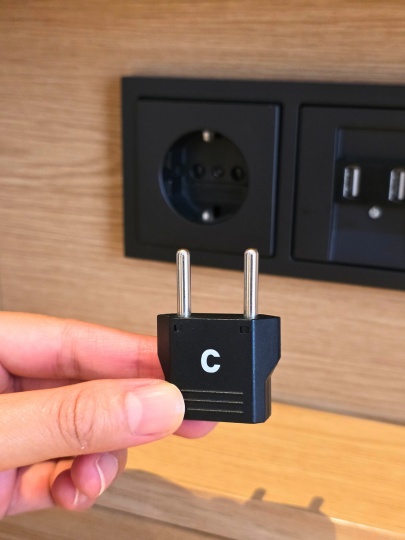 henn-na-hotel-seoul-myeongdong-room-power-outlet 変なホテルソウル明洞 ツインルームのコンセント