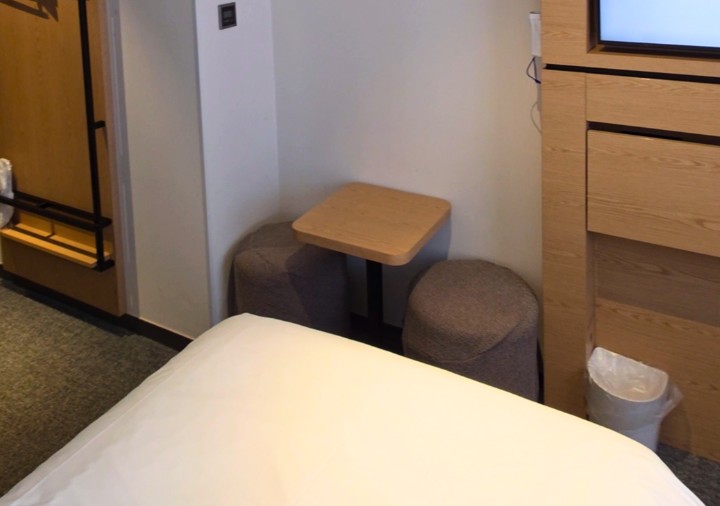 henn-na-hotel-seoul-myeongdong-room-table-chairs 変なホテルソウル明洞 ツインルームのテーブルと椅子