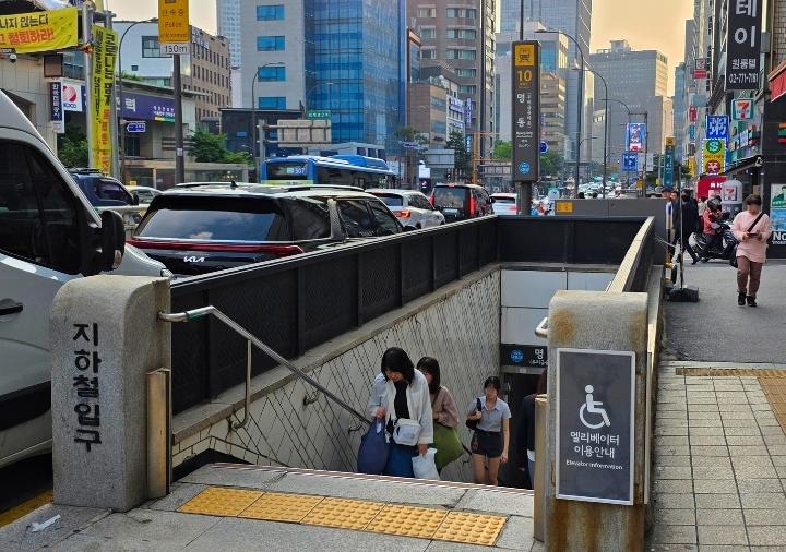 myeongdong-station-exit10 ソウルの地下鉄 明洞駅10番出口