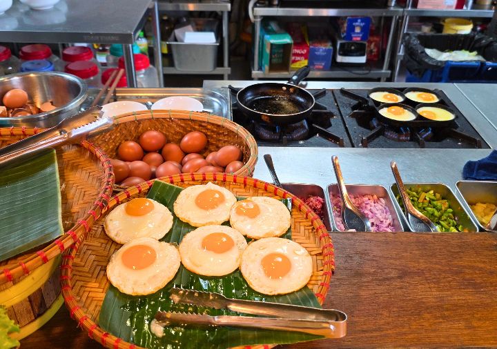 ハイアン リバーフロント ホテル ダナン　朝食ビュッフェの卵料理のライブキッチン