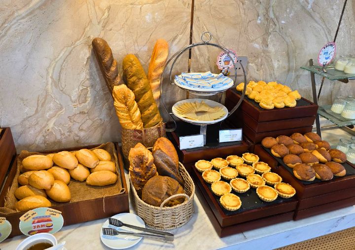 ハイアン リバーフロント ホテル ダナン　朝食ビュッフェのスイーツ