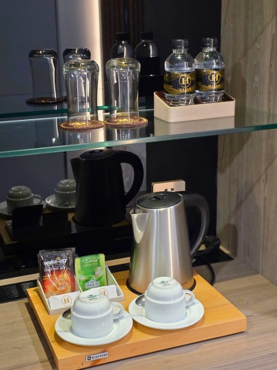 ハイアン リバーフロント ホテル ダナン　客室「デラックス リバービュー ツイン」のコーヒー・お茶・ミネラルウォーター
