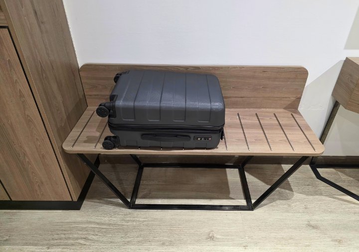 ハイアン リバーフロント ホテル ダナン　客室「デラックス リバービュー ツイン」のスーツケース置き場