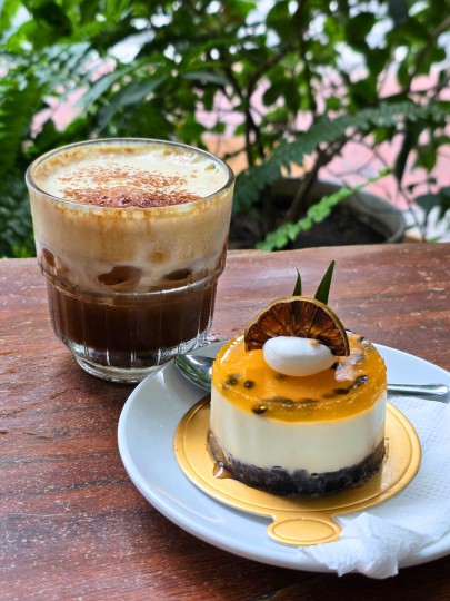 ハイアン リバーフロント ホテル ダナン　Firgun Corner Coffeeのエッグコーヒーとパッションチーズケーキ