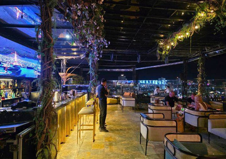 ハイアン リバーフロント ホテル ダナン　ルーフトップバーNYX LOUNGE