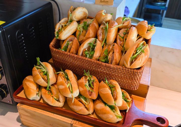 radisson-hotel-danang-breakfast-buffet-bahn-mi ラディソン ホテル ダナン 朝食ビュッフェのバインミー