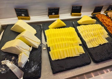 radisson-hotel-danang-breakfast-buffet-cheeses ラディソン ホテル ダナン 朝食ビュッフェのチーズ