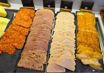 radisson-hotel-danang-breakfast-buffet-hams ラディソン ホテル ダナン 朝食ビュッフェのハム