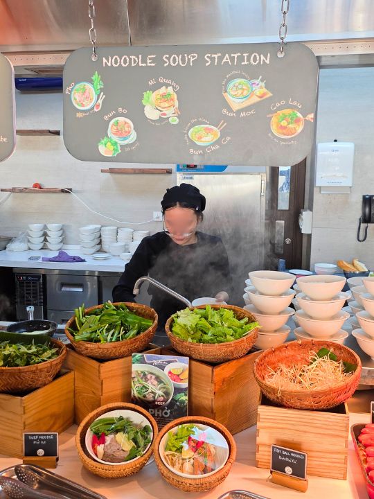 radisson-hotel-danang-breakfast-buffet-noodle-station-2 ラディソン ホテル ダナン 朝食ビュッフェのヌードルステーション