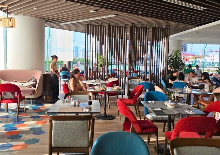 radisson-hotel-danang-breakfast-buffet-venue ラディソン ホテル ダナン 朝食ビュッフェ テーブル