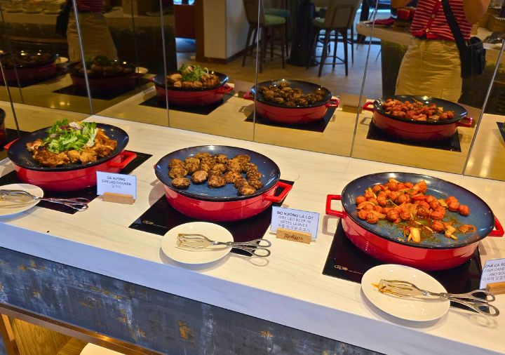 radisson-hotel-danang-breakfast-lounge-cocktail-time-hotemeal ラディソン ホテル ダナン ラウンジのカクテルタイム ホットミール