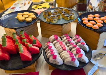 radisson-hotel-danang-lounge-cocktail-time-buffet-fruits ラディソン ホテル ダナン ラウンジのカクテルタイムのフルーツ