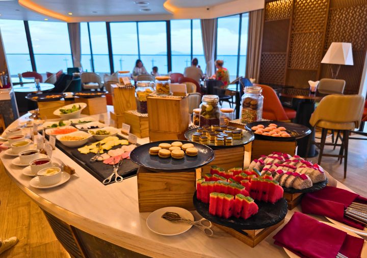 radisson-hotel-danang-lounge-cocktail-time-buffet ラディソン ホテル ダナン ラウンジのカクテルタイム オードブルビュッフェ