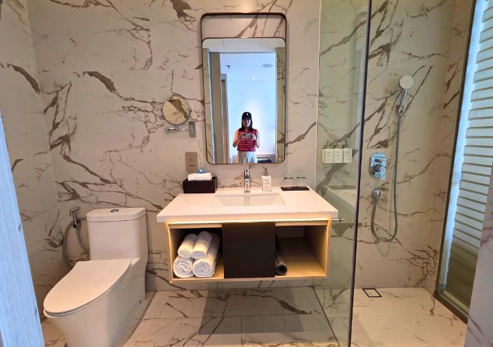 radisson-hotel-danang-room-bathroom ラディソン ホテル ダナン プレミアルームのバスルーム