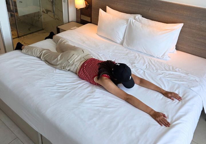 radisson-hotel-danang-room-bed-ena ラディソン ホテル ダナン プレミアルームのベッドに寝転がるエナ