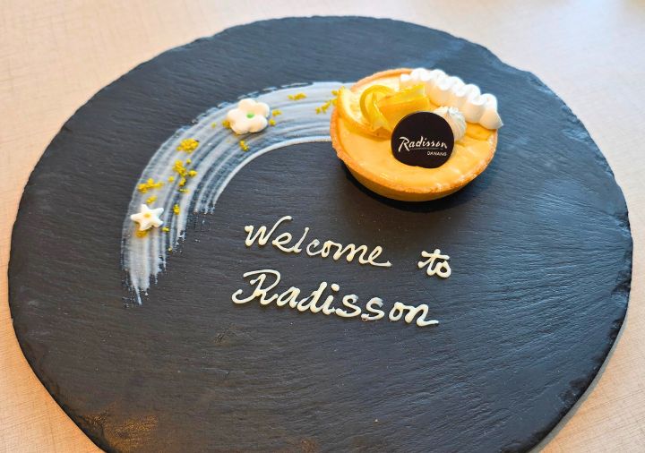 radisson-hotel-danang-room-cake ラディソン ホテル ダナン プレミアルームのウェルカムスイーツ