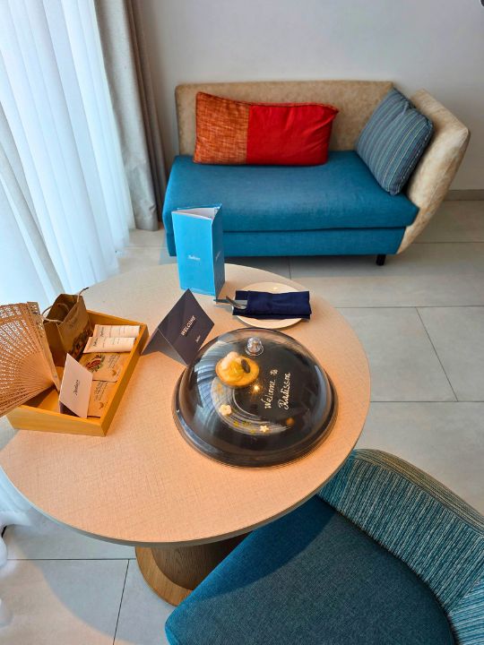 radisson-hotel-danang-room-couch-table-2 ラディソン ホテル ダナン プレミアルームのソファとテーブル