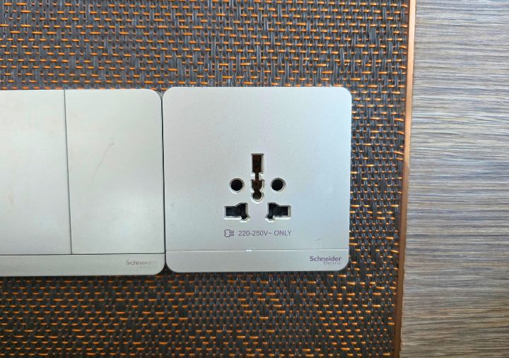 radisson-hotel-danang-room-power-outlet ラディソン ホテル ダナン プレミアルームのコンセント