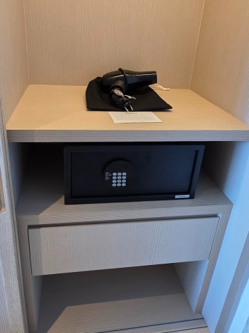 radisson-hotel-danang-room-safety-box ラディソン ホテル ダナン プレミアルームのセーフティボックスとドライヤー