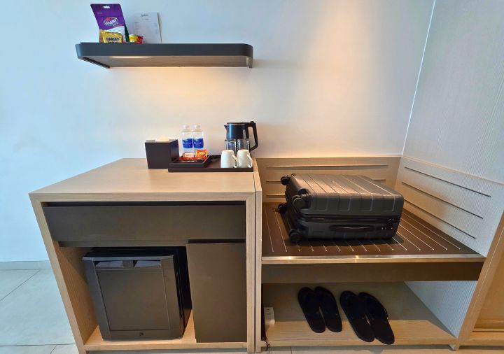 radisson-hotel-danang-room-shelf-fridg ラディソン ホテル ダナン プレミアルームの冷蔵庫、スーツケース置き場