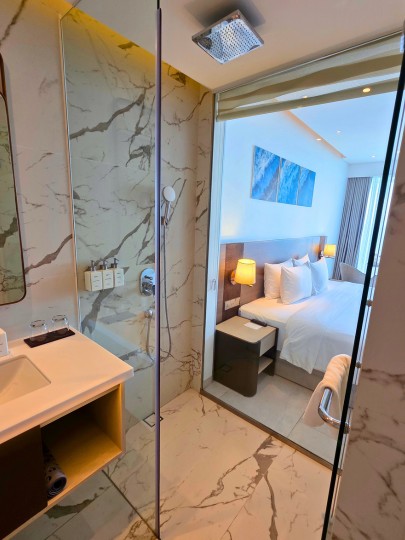 radisson-hotel-danang-room-shower-view ラディソン ホテル ダナン プレミアルームのシャワー