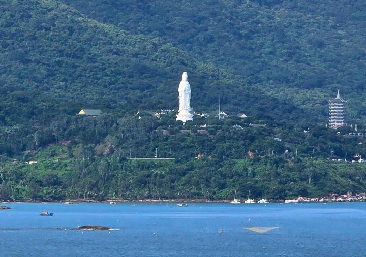 radisson-hotel-danang-room-view-lady-buddha ラディソン ホテル ダナン プレミアルームからの眺め