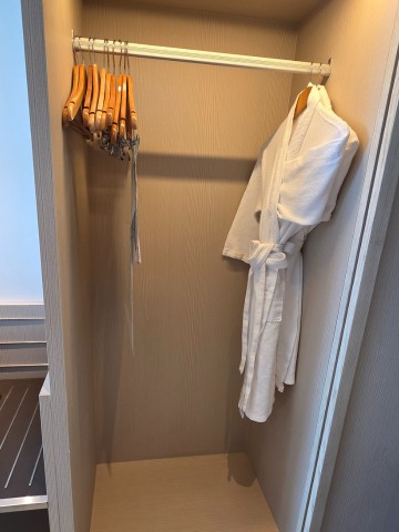 radisson-hotel-danang-room-wardrobe ラディソン ホテル ダナン プレミアルームのワードローブ