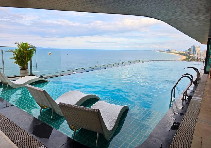 radisson-hotel-danang-swimming-pool ラディソン ホテル ダナン インフィニティプール