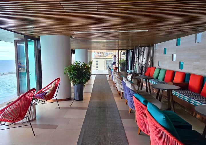 radisson-hotel-danang-vivid-bar-venue ラディソン ホテル ダナン バー「Vivid Rooftop Bar」