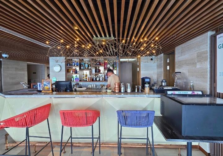 radisson-hotel-danang-vivid-bar ラディソン ホテル ダナン バー「Vivid Rooftop Bar」